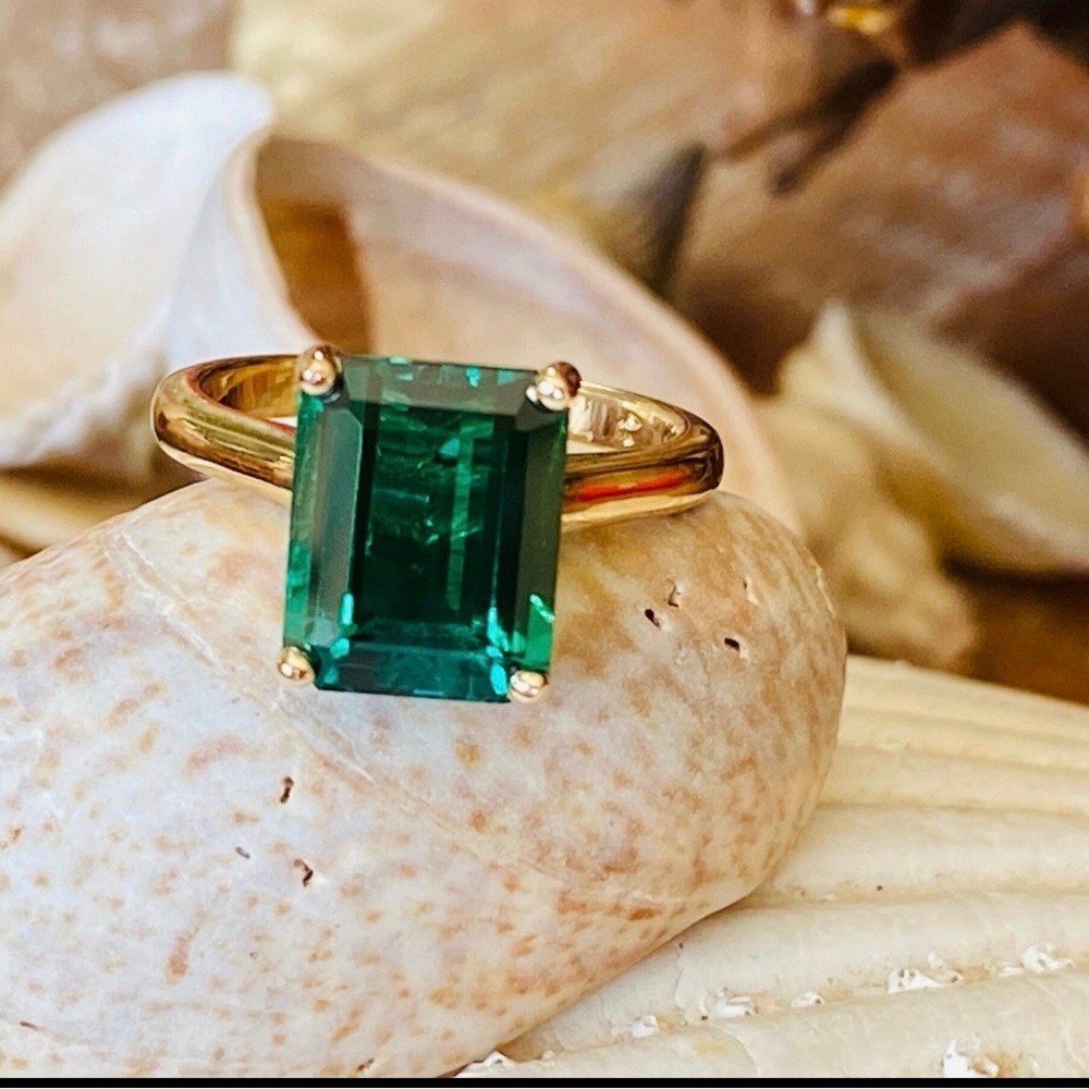 4.00 ct Emerald in 14k Yellow Gold Setting